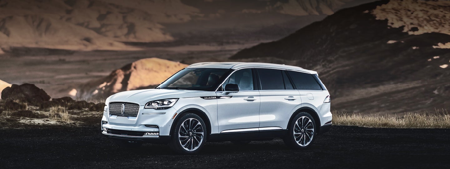 A 2024 Lincoln Aviator® SUV is parked at a mountain overlook | Lincoln of Coconut Creek in Coconut Creek FL