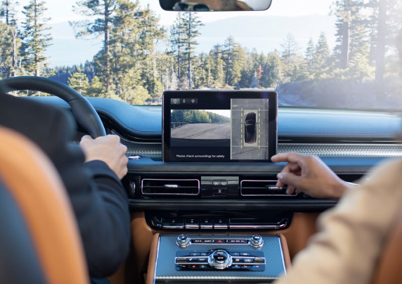 The available 360-Degree Camera shows a bird's-eye view of a Lincoln Aviator® SUV | Lincoln of Coconut Creek in Coconut Creek FL
