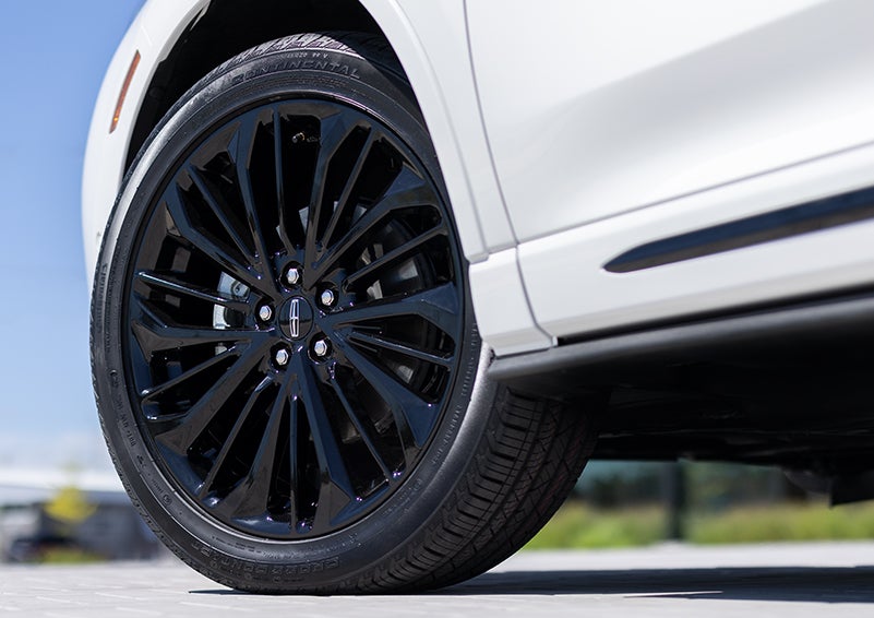 The stylish blacked-out 20-inch wheels from the available Jet Appearance Package are shown. | Lincoln of Coconut Creek in Coconut Creek FL